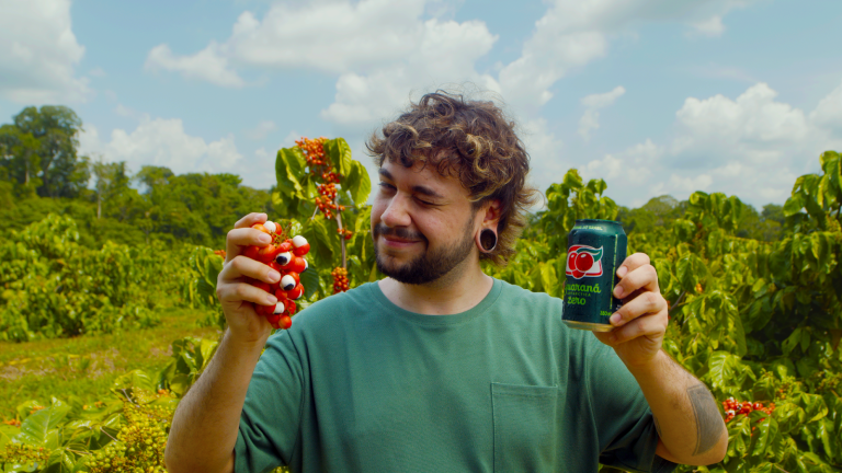 Guaraná Antarctica leva Brino à Amazônia em releitura de filme ícone dos anos 90