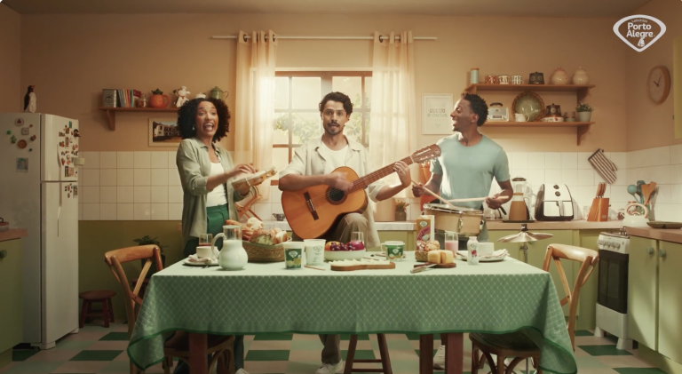 Com jingle e clima de cozinha, Laticínios Porto Alegre celebra o fim de ano