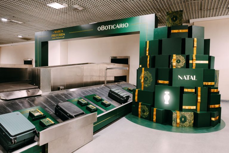 O Boticário surpreende viajantes com presentes em esteiras de bagagem