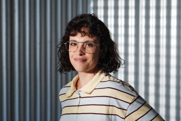2026 – Ana Catharina, gerente de PR e Influência da SoWhat: “O silêncio estratégico vale mais do que virar paisagem no feed.”