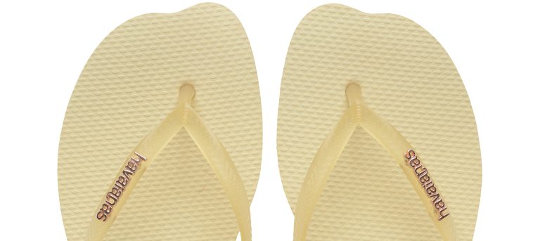 Havaianas reinventa o modelo Slim e aposta em tendências globais
