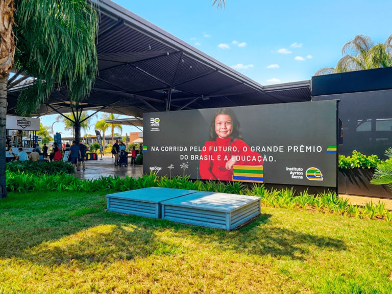 NEOOH leva campanha dos 30 anos do Instituto Ayrton Senna a circuito nacional de OOH