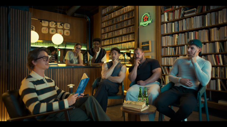 Heineken questiona o impacto dos algoritmos na socialização