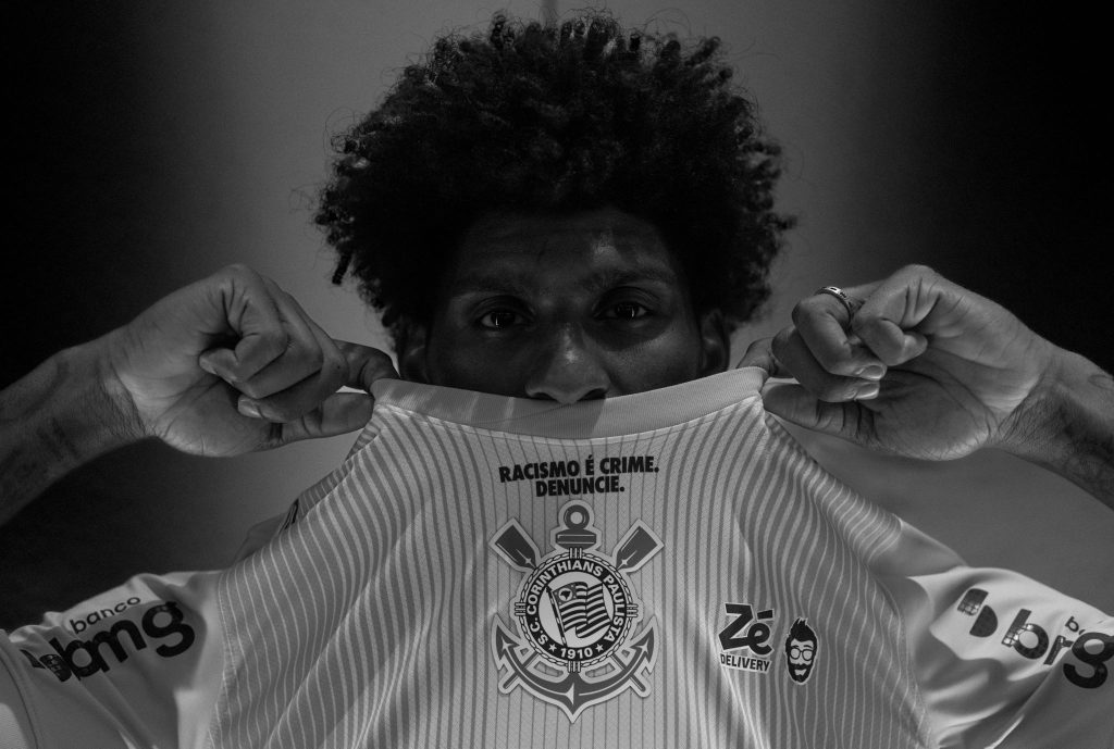 Uniforme vira voz: Corinthians estampa denúncia contra o racismo em jogo do Brasileirão