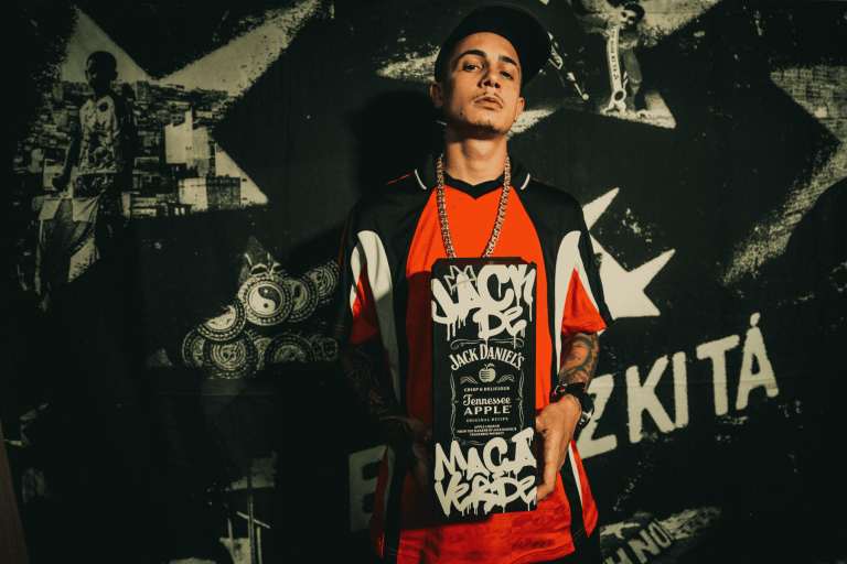Jack Daniel’s ativa relação com a música em ação personalizada com MC Hariel