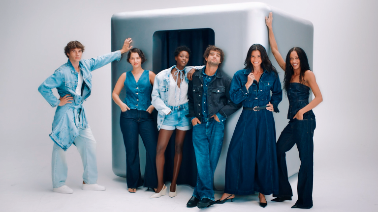 C&A transforma momento no provador em narrativa de marca para campanha de jeans