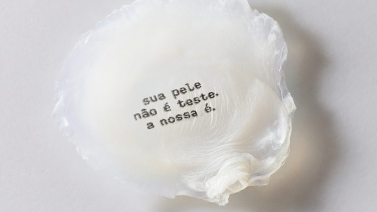 Avon leva bioimpressão 3D para o OOH e transforma ciência em mídia para falar de menopausa