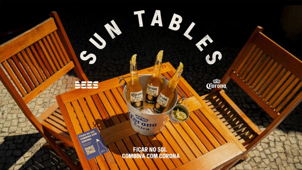 Corona transforma mesas ao sol em mídia e ativa consumo com QR code