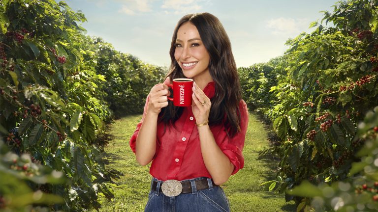 Nescafé coloca Sabrina Sato como aprendiz e leva origem do café para o centro da comunicação