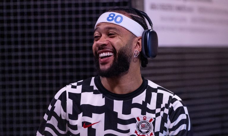 KLM usa Memphis Depay para contar sua história no Brasil
