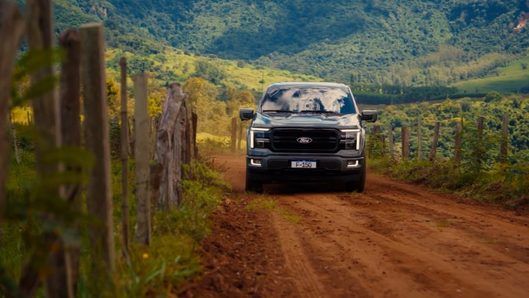 Ford transforma estrada e fazenda em palco para Fernando & Sorocaba