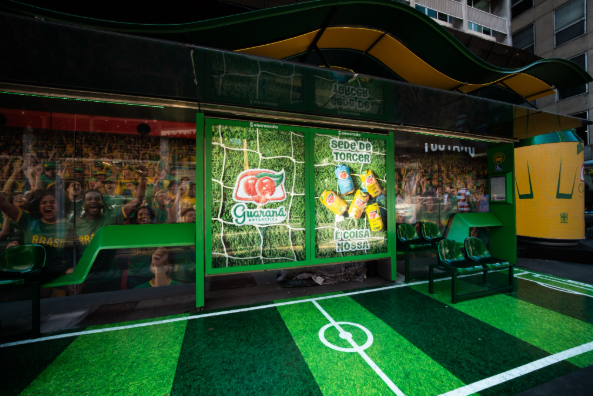 Guaraná Antarctica transforma ponto de ônibus da Paulista em mídia temática de futebol