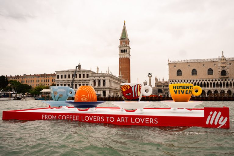 illy transforma xícara em mídia e ativa Bienal de Veneza com coleção assinada por artistas
