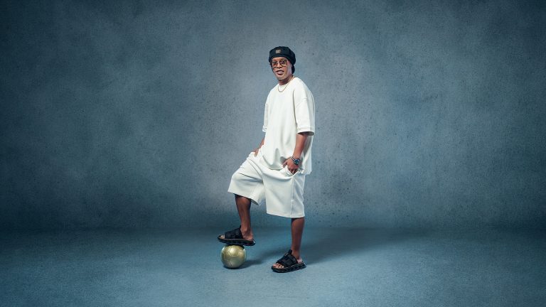 Rider usa Copa do Mundo para ampliar parceria com Ronaldinho Gaúcho