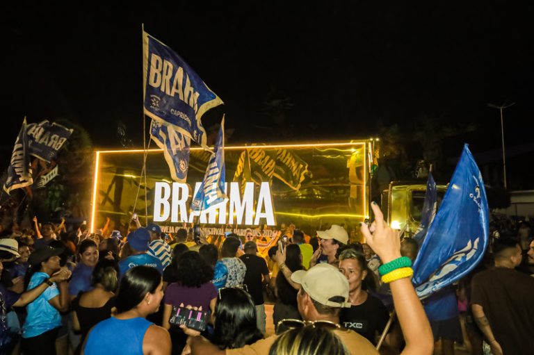 Brahma celebra título do Caprichoso com caminhão dourado e mar azul em Parintins
