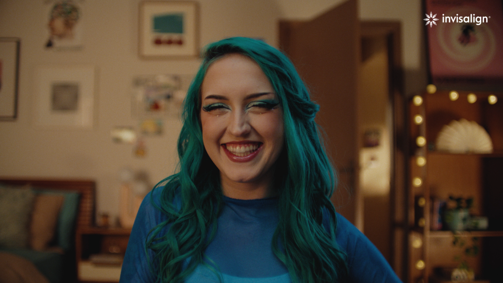 Invisalign fala com a Gen Z em campanha inspirada na linguagem das redes