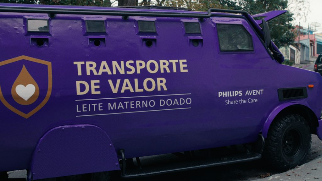 Philips Avent coloca “ouro líquido” em carro-forte para falar de doação de leite
