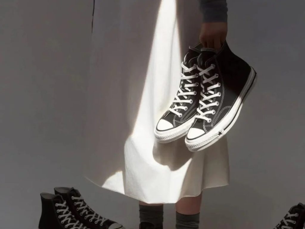 Converse revê processos após peça gerar críticas por referências racistas